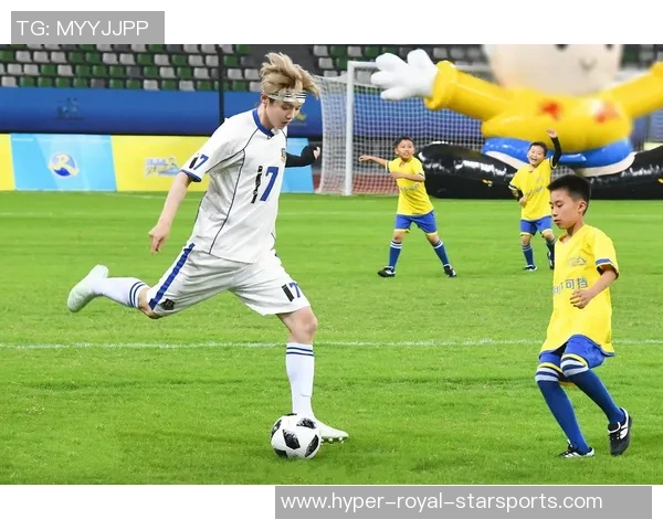 鹿晗在绿茵场上的英姿飒爽足球照展现运动魅力与青春活力