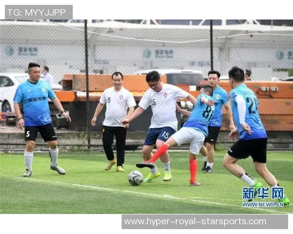 踢足球不仅锻炼身体还能增强团队合作精神与社交能力的全面发展